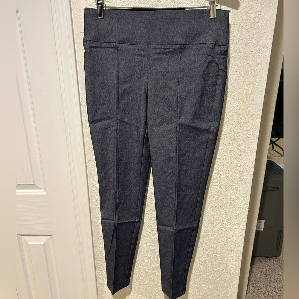 NWT Nine West women’s size medium mid rise skinny leggings with back pockets.